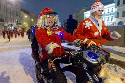 Санкт-Петербург. Участники ежегодного костюмированного забега  Дедов Морозов.