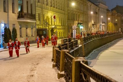 Санкт-Петербург. Участники ежегодного костюмированного забега  Дедов Морозов.