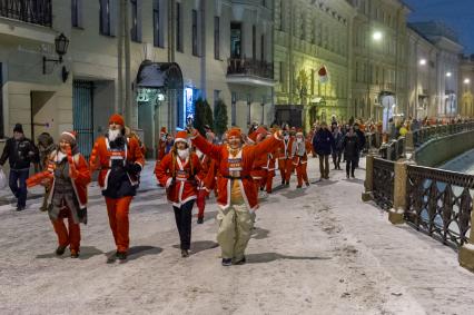 Санкт-Петербург. Участники ежегодного костюмированного забега  Дедов Морозов.