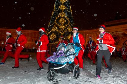 Санкт-Петербург. Участники ежегодного костюмированного забега  Дедов Морозов на Дворцовой площади.