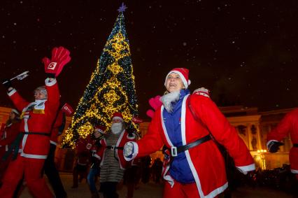 Санкт-Петербург. Участники ежегодного костюмированного забега  Дедов Морозов на Дворцовой площади.