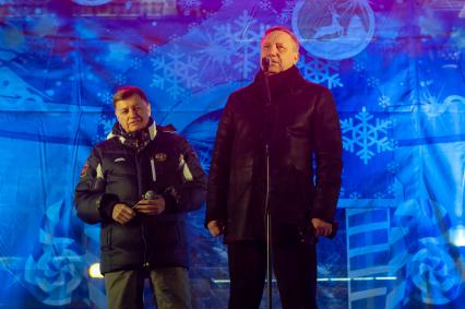 Санкт-Петербург.  Всероссийского  Деда Мороза пришли поприветствовать врио губернатора Санкт-Петербурга Александр Беглов и председатель Законодательного собрания Санкт-Петербурга Вячеслав Макаров (справа налево).