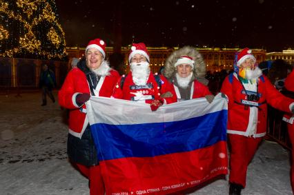 Санкт-Петербург. Участники ежегодного костюмированного забега  Дедов Морозов на Дворцовой площади.