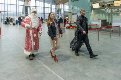 Санкт-Петербург.  Дед Мороз поздравил пассажиров с Новым годом в аэропорту Пулково.
