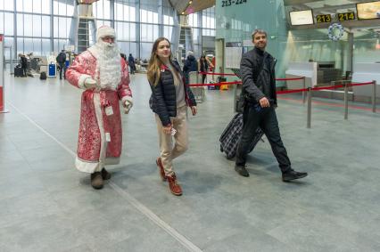 Санкт-Петербург. Дед Мороз поздравил пассажиров с Новым годом в аэропорту Пулково.