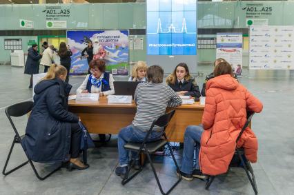 Санкт-Петербург.  Пассажиры во время проверки наличия возможных долгов через базу судебных приставов в аэропорту `Пулково` в рамках общероссийского рейда ФССП России `Без долгов теплее` по взысканию задолженностей в пользу предприятий ТЭК.