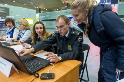 Санкт-Петербург.  Пассажиры во время проверки наличия возможных долгов через базу судебных приставов в аэропорту `Пулково` в рамках общероссийского рейда ФССП России `Без долгов теплее` по взысканию задолженностей в пользу предприятий ТЭК.