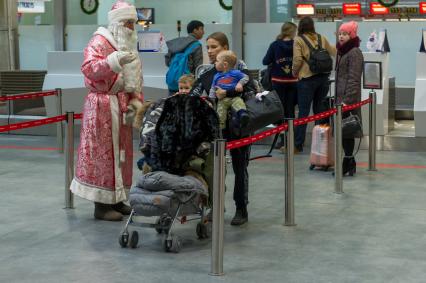 Санкт-Петербург. Дед Мороз поздравил пассажиров с Новым годом в аэропорту Пулково.