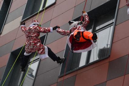 Москва. Спасатели МЧС переоделись в новогодние костюмы и спустились с крыши, чтобы поздравить болеющих деток Морозовской больницы с праздником.