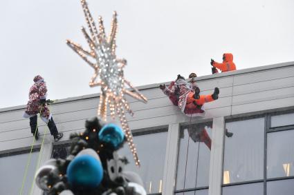 Москва. Спасатели МЧС переоделись в новогодние костюмы, чтобы поздравить болеющих деток Морозовской больницы с праздником.