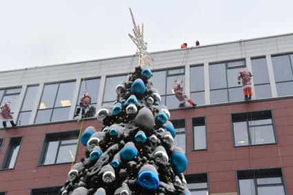 Москва. Спасатели МЧС переоделись в новогодние костюмы, чтобы поздравить болеющих деток Морозовской больницы с праздником.