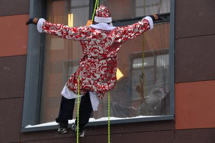 Москва. Спасатели МЧС переоделись в новогодние костюмы и спустились с крыши, чтобы поздравить болеющих деток Морозовской больницы с праздником.