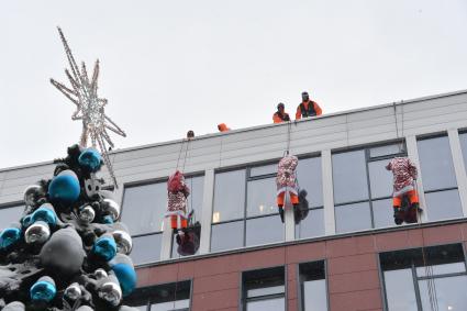 Москва. Спасатели МЧС переоделись в новогодние костюмы, чтобы поздравить болеющих деток Морозовской больницы с праздником.