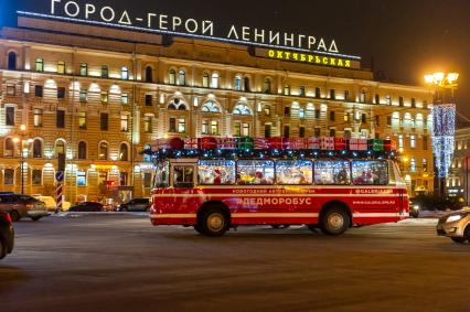 Санкт-Петербург.  Музыканты в костюмах Деда Мороза в `Дедморобусе`  на   площади Восстания.