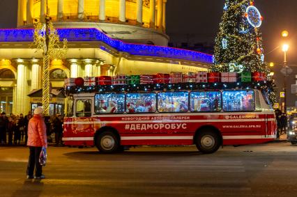 Санкт-Петербург.  Музыканты в костюмах Деда Мороза в `Дедморобусе`  на   площади Восстания.