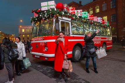 Санкт-Петербург. Новогодний `Дедморобус` с оркестром на одной из улиц города.