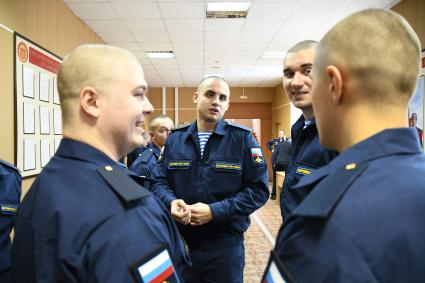 Тула. Призывники Тульской области на сборном пункте военного комиссариата.