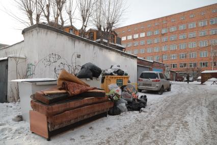 Красноярск.  Переполненные мусорные контейнеры во дворе.