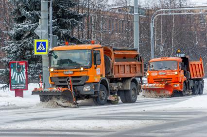 Санкт-Петербург.   Снегоуборочная техника коммунальных служб во время уборки снега на одной из улиц города.