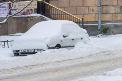 Санкт-Петербург. Автомобиль в снегу на одной из улиц города.