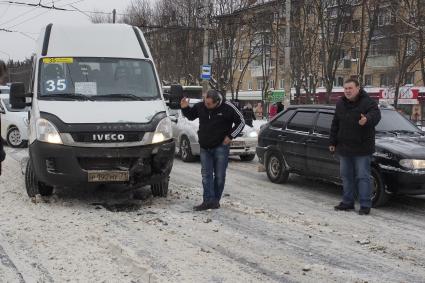 Тула. Автомобили, пострадавшие в результате ДТП на одной из улиц города.