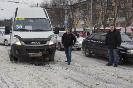 Тула. Автомобили, пострадавшие в результате ДТП на одной из улиц города.