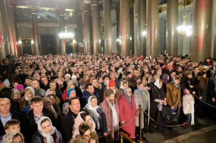 Санкт-Петербург. Верующие во время Рождественского богослужения в Казанском соборе.