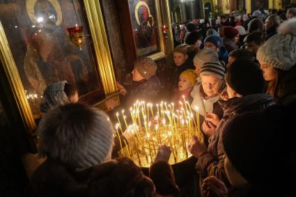 Санкт-Петербург. Верующие во время Рождественского  богослужения в Казанском соборе.