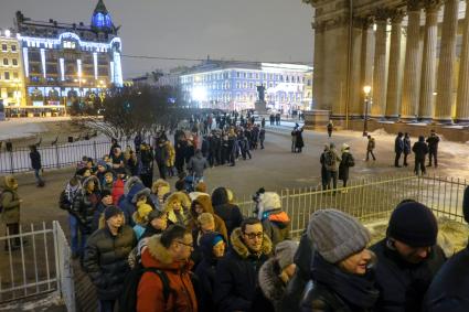 Санкт-Петербург. Верующие перед началом  Рождественского  богослужения в Казанском соборе.