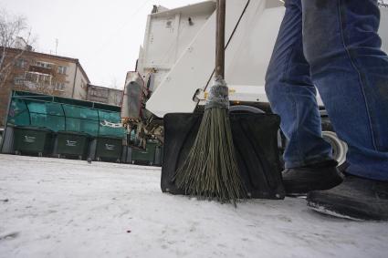 Екатеринбург. Мусорная реформа.Рабочий у помойки во время забора мусора