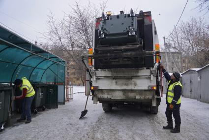 Екатеринбург. Мусорная реформа. Сбор мусора у помойки