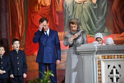 Москва. Премьер-министр РФ Дмитрий Медведев с супругой Светланой во время праздничного богослужения по случаю Рождества Христова в храме Христа Спасителя.
