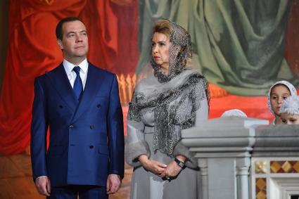 Москва. Премьер-министр РФ Дмитрий Медведев с супругой Светланой во время праздничного богослужения по случаю Рождества Христова в храме Христа Спасителя.