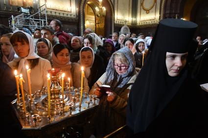 Москва. Верующие перед началом праздничного богослужения по случаю  Рождества Христова в храме Христа Спасителя.