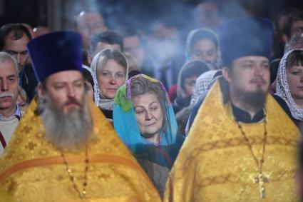 Москва. Верующие во время праздничного богослужения по случаю  Рождества Христова в храме Христа Спасителя.