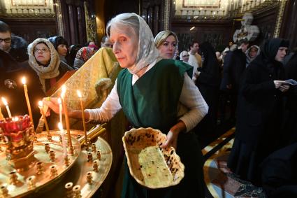 Москва. Верующие перед началом праздничного богослужения по случаю  Рождества Христова в храме Христа Спасителя.