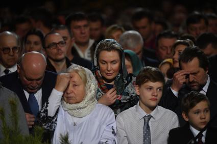 Москва. Верующие во время праздничного богослужения по случаю  Рождества Христова в храме Христа Спасителя.