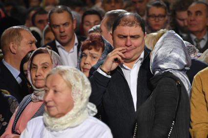 Москва. Верующие во время праздничного богослужения по случаю Рождества Христова в храме Христа Спасителя.