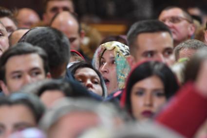 Москва. Верующие перед началом праздничного богослужения по случаю  Рождества Христова в храме Христа Спасителя.