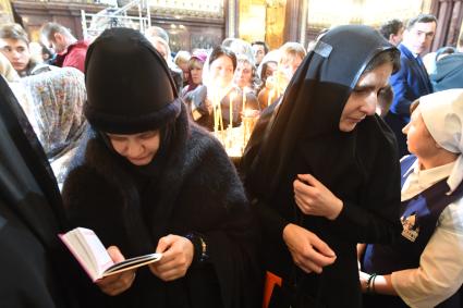 Москва. Верующие перед началом праздничного богослужения по случаю  Рождества Христова в храме Христа Спасителя.