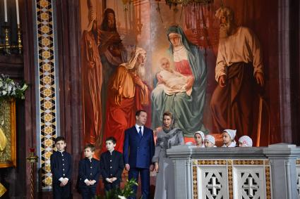 Москва. Премьер-министр РФ Дмитрий Медведев с супругой Светланой во время праздничного богослужения по случаю  Рождества Христова в храме Христа Спасителя.