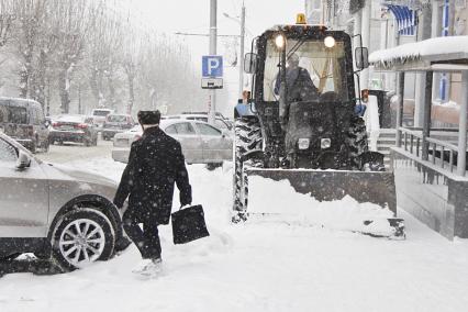 Барнаул. Снегоуборочная техника на улице города.