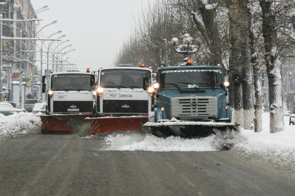 Барнаул. Снегоуборочная техника на улице города.