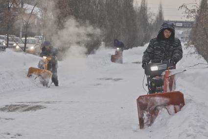 Барнаул. Снегоуборочная техника на улице города.