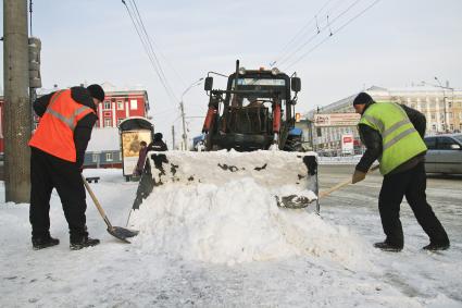 Барнаул. Снегоуборочная техника на улице города.