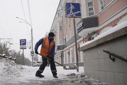 Барнаул. Уборка снега на улице города.