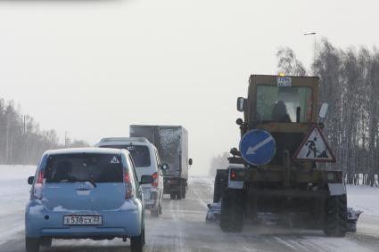 Барнаул. Снегоуборочная техника на улице города.