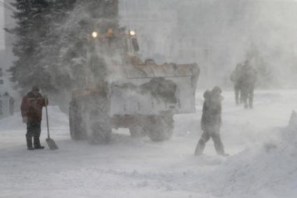 Барнаул. Снегоуборочная техника на улице города.