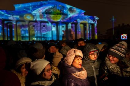 Санкт-Петербург. Лазерное шоу на фасаде Биржи  во время проведения фестиваля огня `Рождественская звезда` на стрелке Васильевского острова.