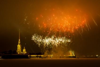 Санкт-Петербург. Парад фейерверков  над Петропавловской крепостью во время проведения фестиваля огня `Рождественская звезда` на стрелке Васильевского острова.